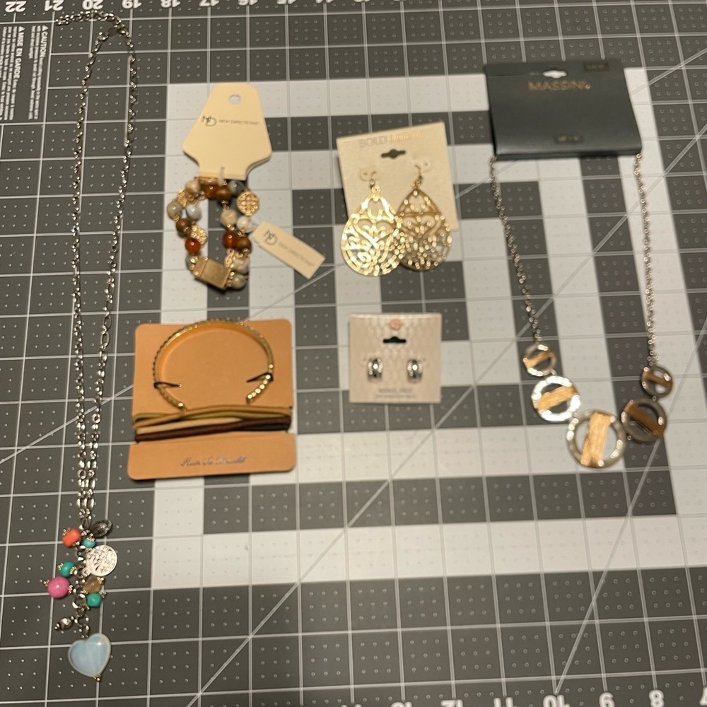 Silver and Gold Toned Jewelry Lot G06 6624